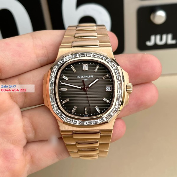 Đồng Hồ Patek Philippe Nautilus 5723/1R-001 Vàng Khối 18K Kim Cương Baguette