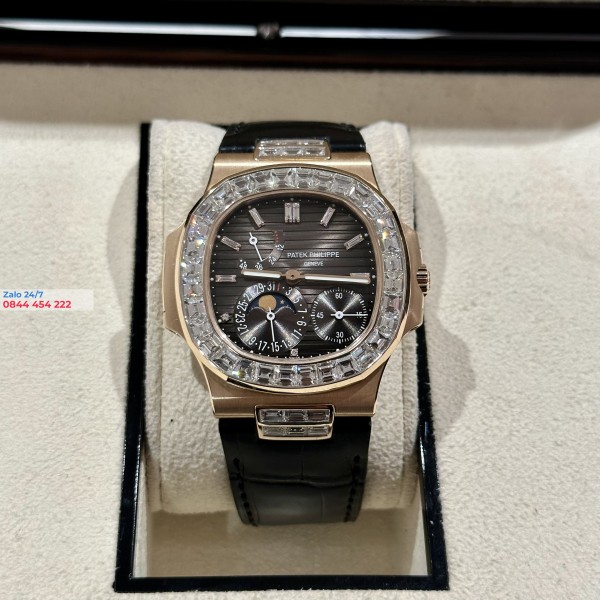 Đồng Hồ Patek Philippe Nautilus 5724R-001 Chế Tác Vàng Hồng 18K Nguyên Khối, Kim Cương Baguette