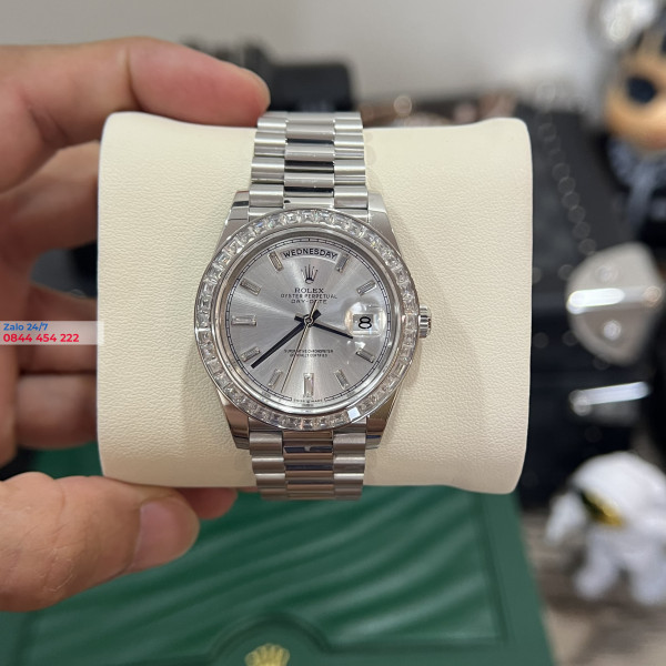 Đồng Hồ Rolex Day-Date 40 228349RBR Mặt Số Bạc Kim Cương Baguette