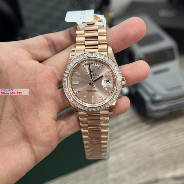 Đồng Hồ Rolex Day-Date 40 228398TBR Mặt Số Vàng Champagne Cọc Số Kim Cương Baguette