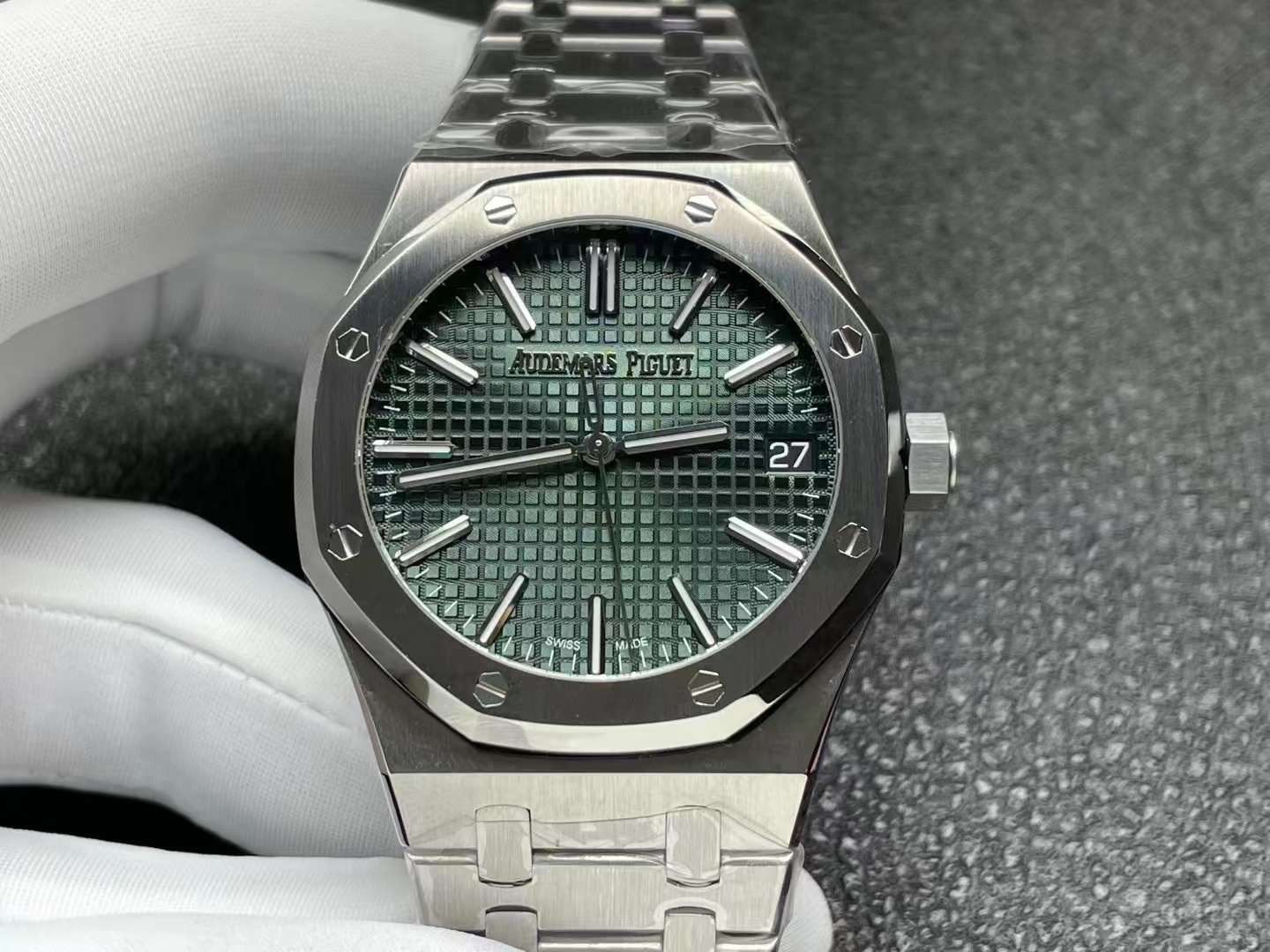 Thiết kế vành bezel hình bát giác độc quyền