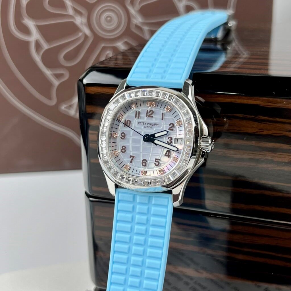 Đồng hồ trang bị máy Caliber 324SC cao cấp