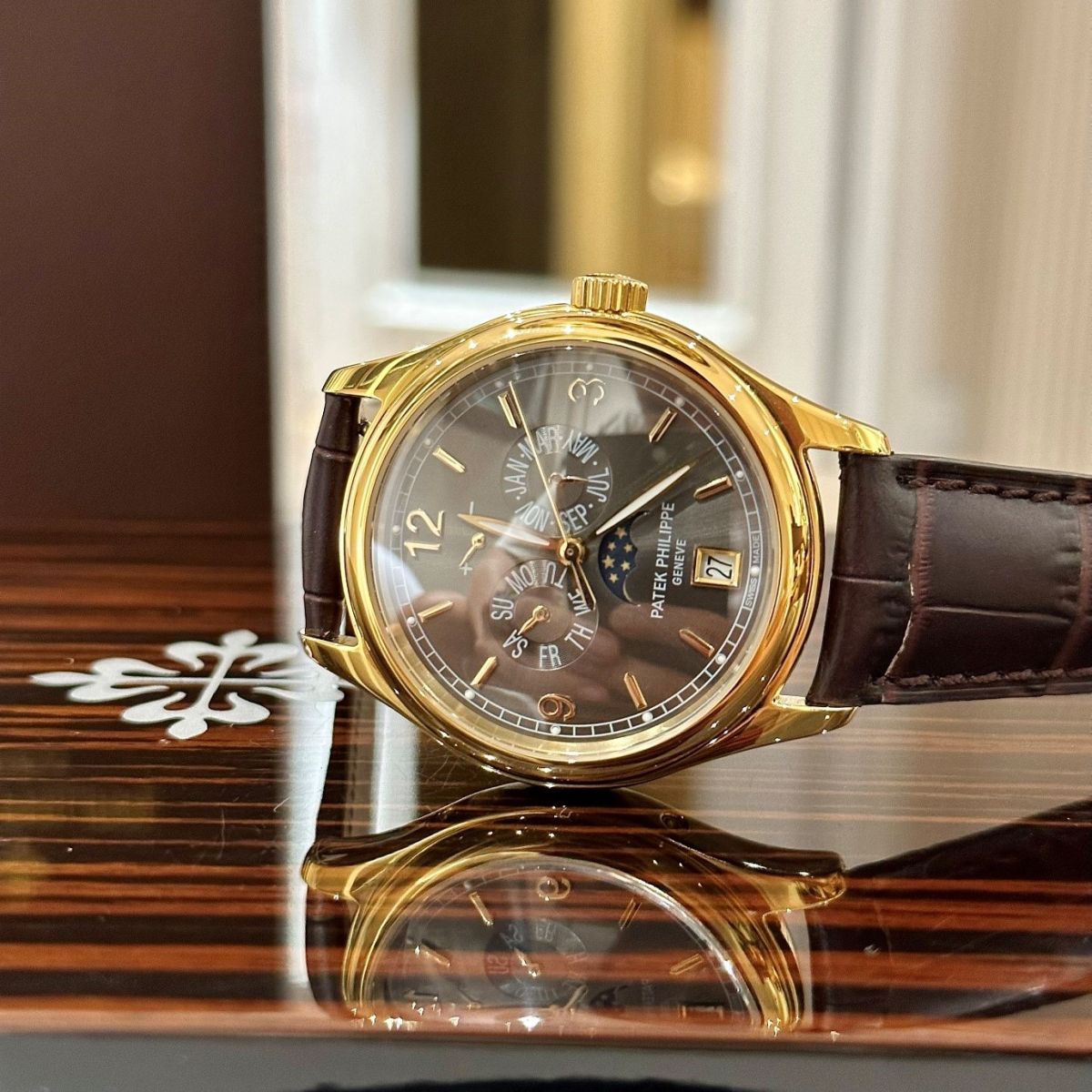 Chi tiết thiết kế đồng hồ Patek Philippe Complications 5146G-001 siêu cao cấp