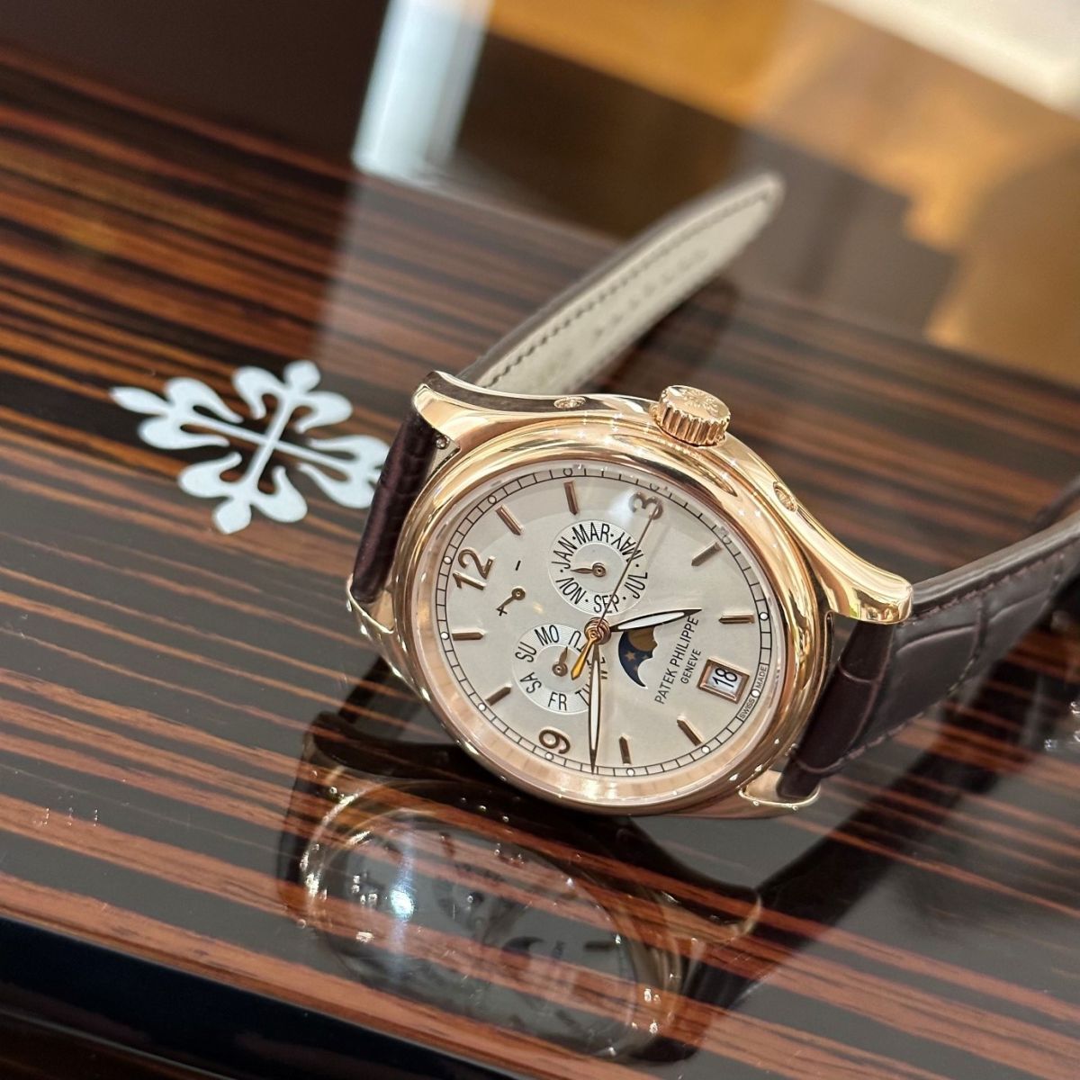 Patek Philippe Complications 5146J-001 đột phá về chất liệu và thiết kế