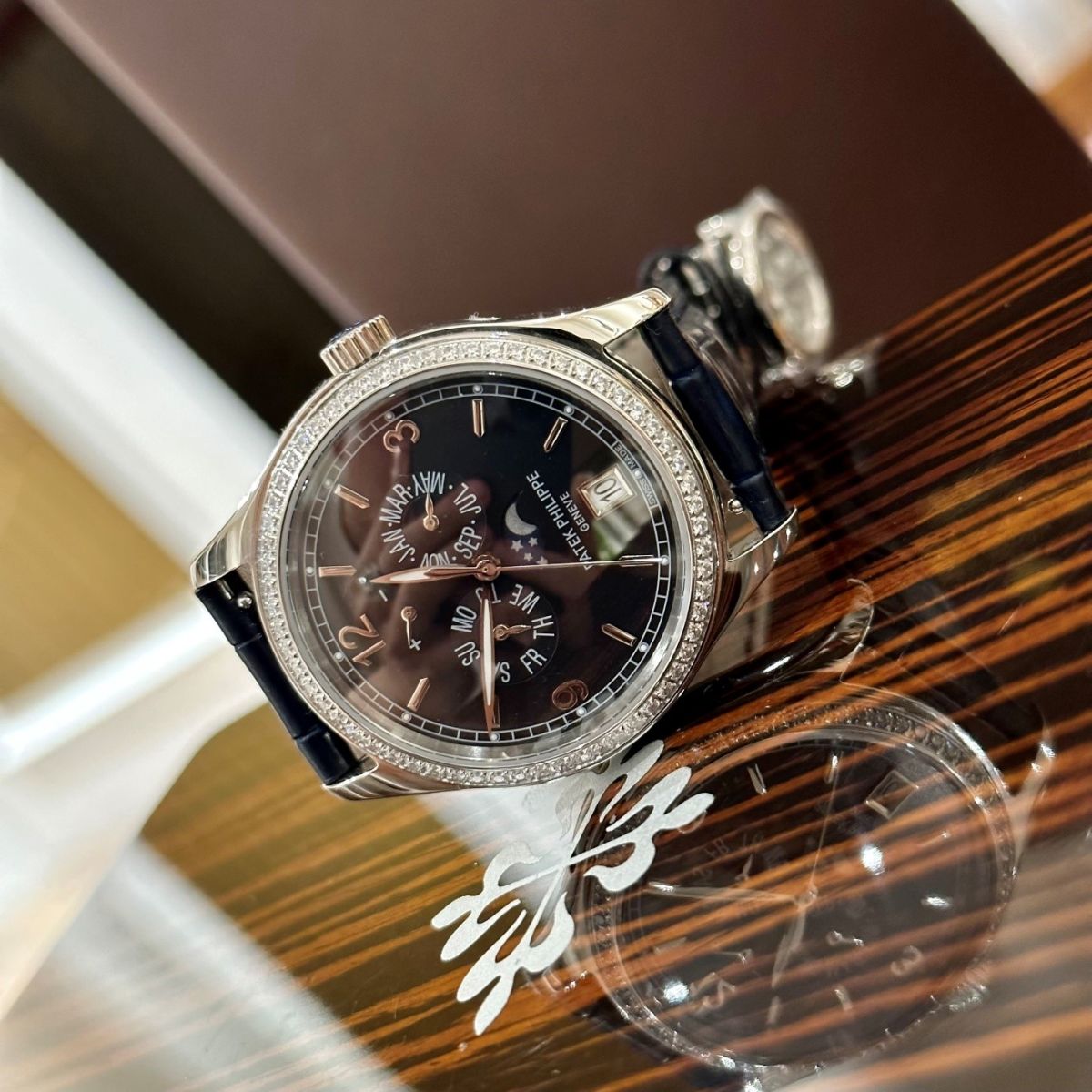 Diện mạo cuốn hút của Patek Philippe Complications 5147G-001 replica