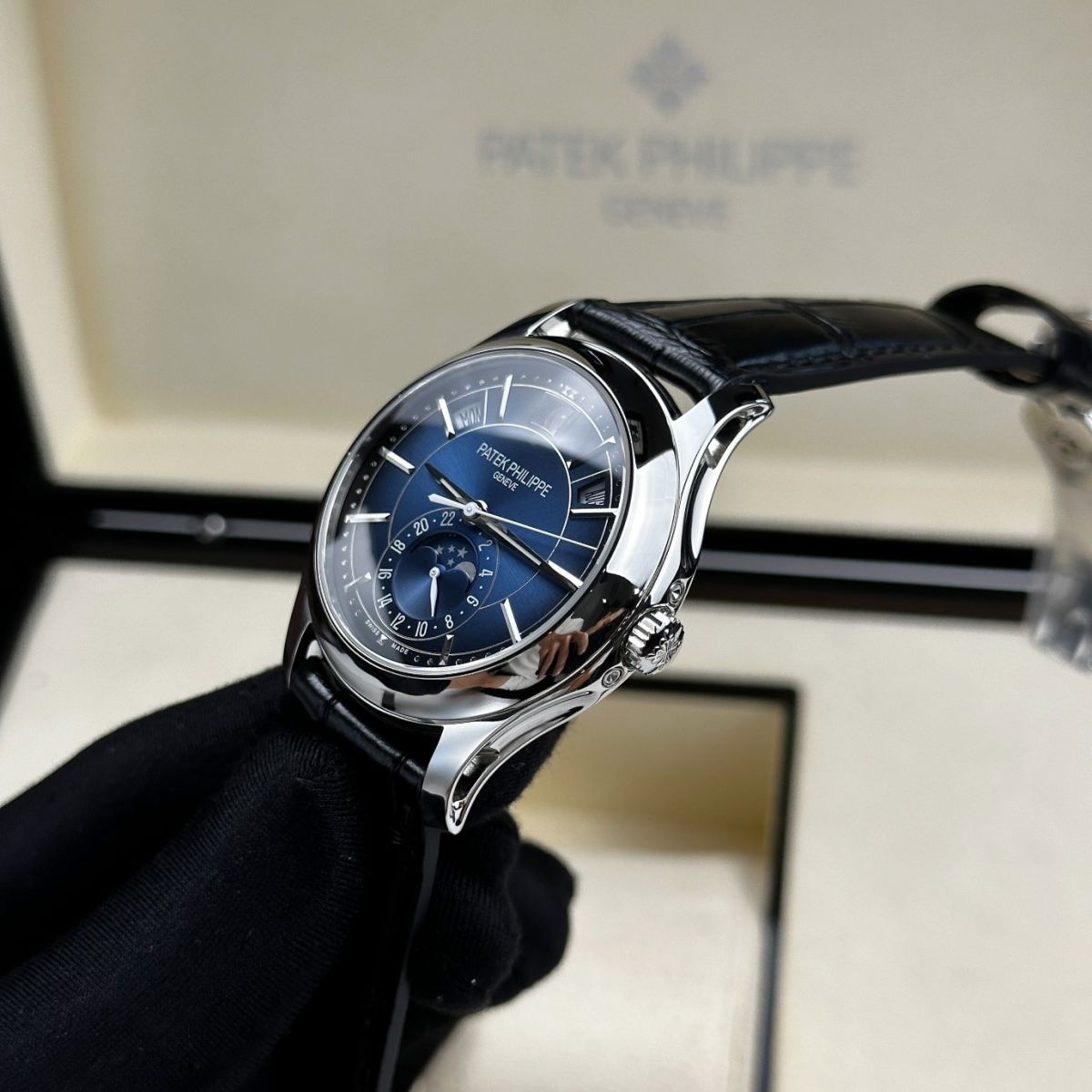 Patek Philippe Complications 5205G-013 Rep 1:1 mang hơi thở biển cả