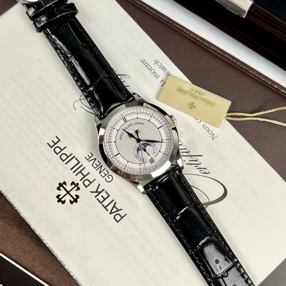 Yên tâm đầu tư Patek Philippe Complications Annual Calendar 5396G-001