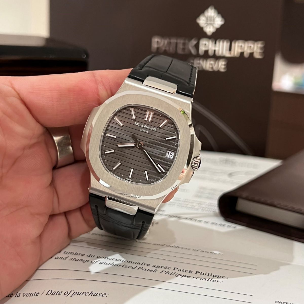 Tổng quan thiết kế Patek Philippe Nautilus 5711 mặt số Gray gây ấn tượng