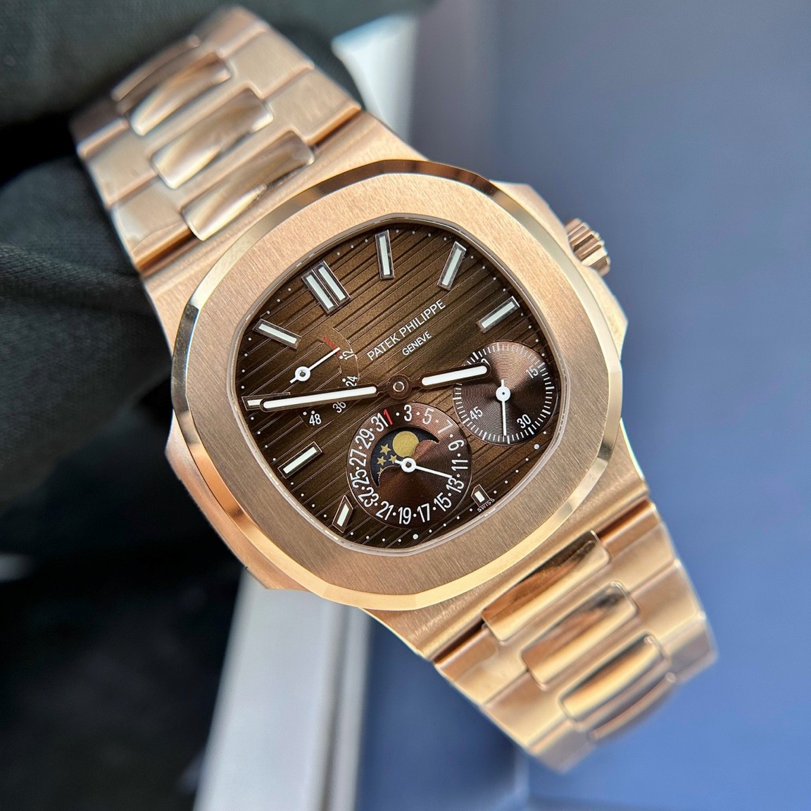 Tổng thể Patek Philippe Nautilus 5712/1R-001 hoàn mỹ từng chi tiết nhỏ