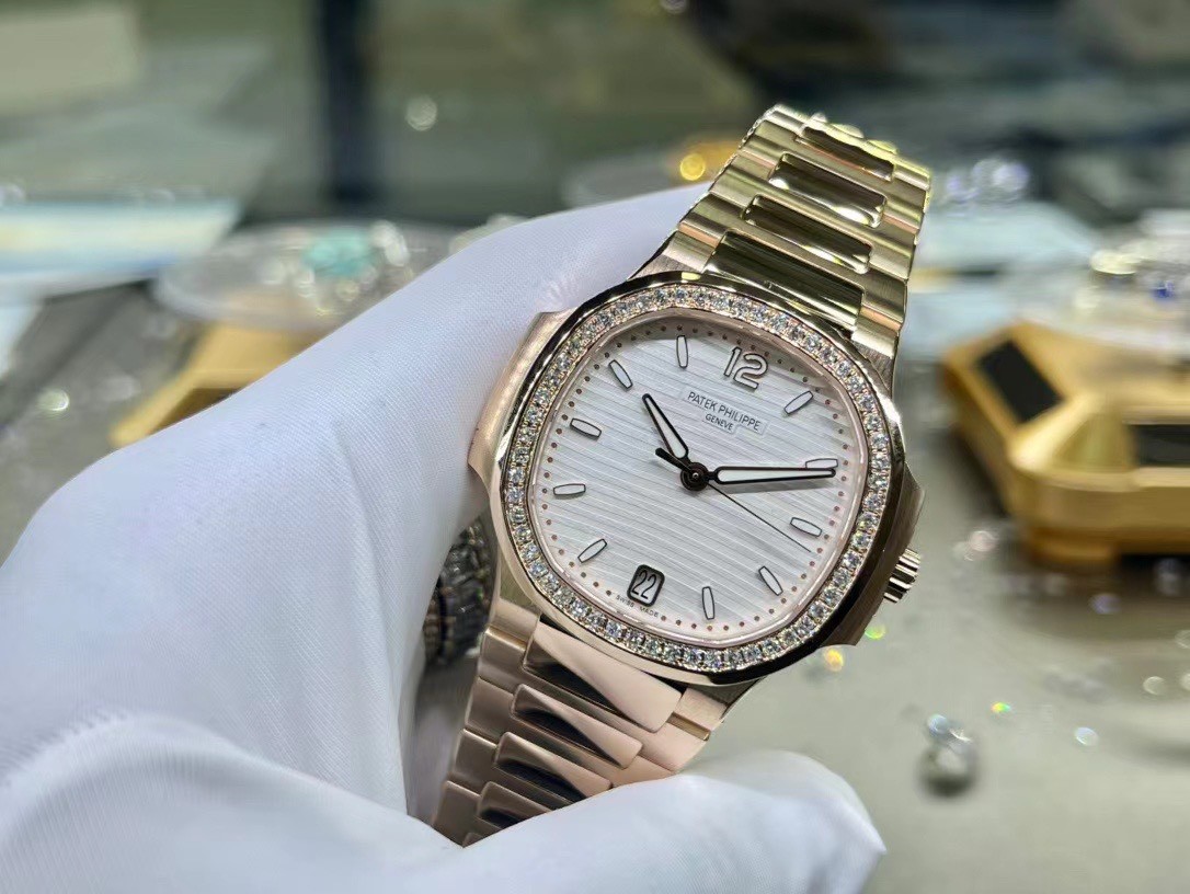 Patek Philippe Nautilus 7010/1R-011 – Sự lựa chọn hoàn hảo cho phái đẹp