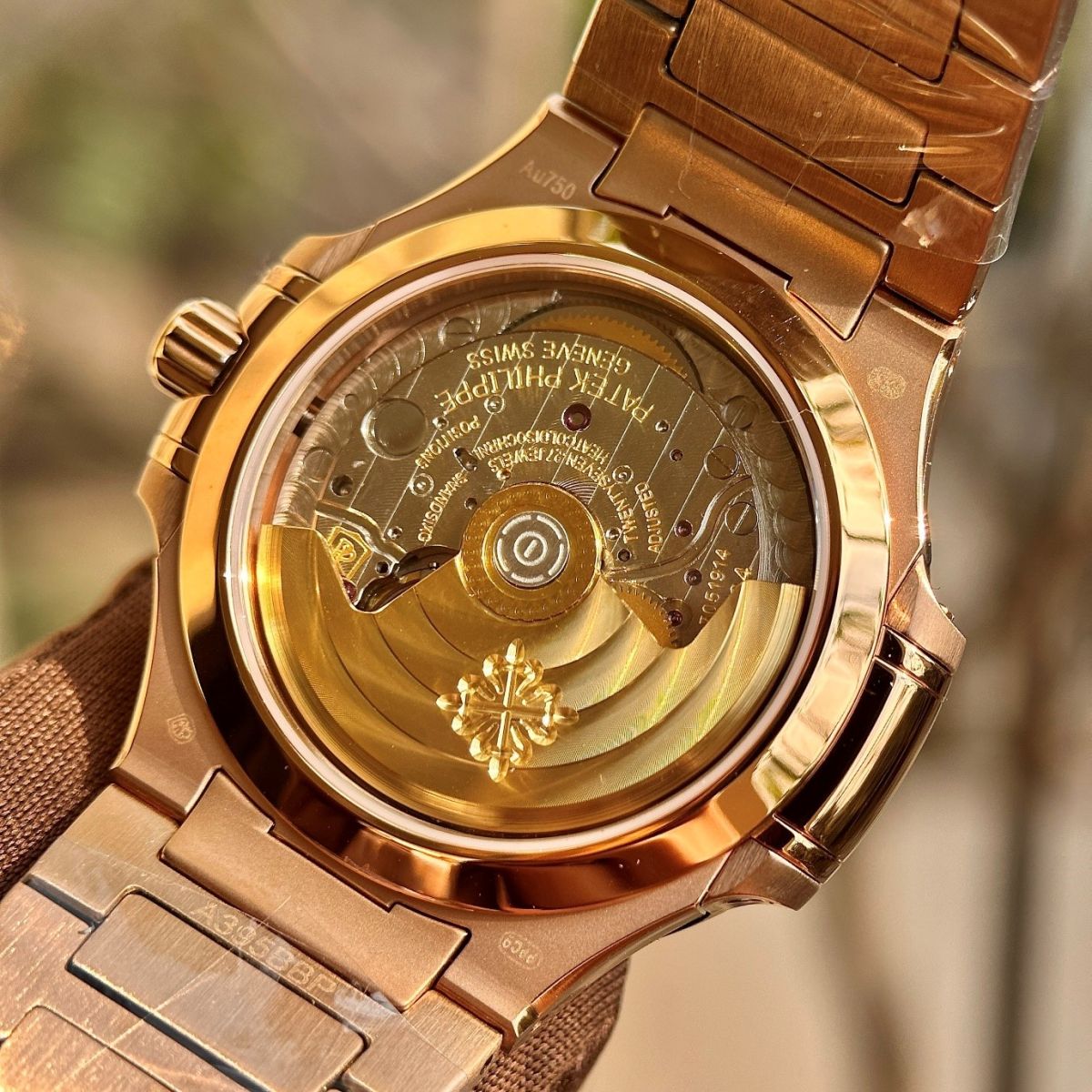 Bộ máy chuẩn Thụy Sỹ làm nên “trái tim” cho Nautilus 7118/1300R replica