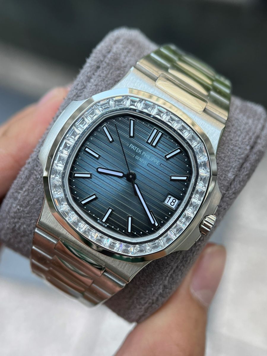 Thích thú trải nghiệm đồng hồ Patek Philippe Nautilus replica 5711/1A-010