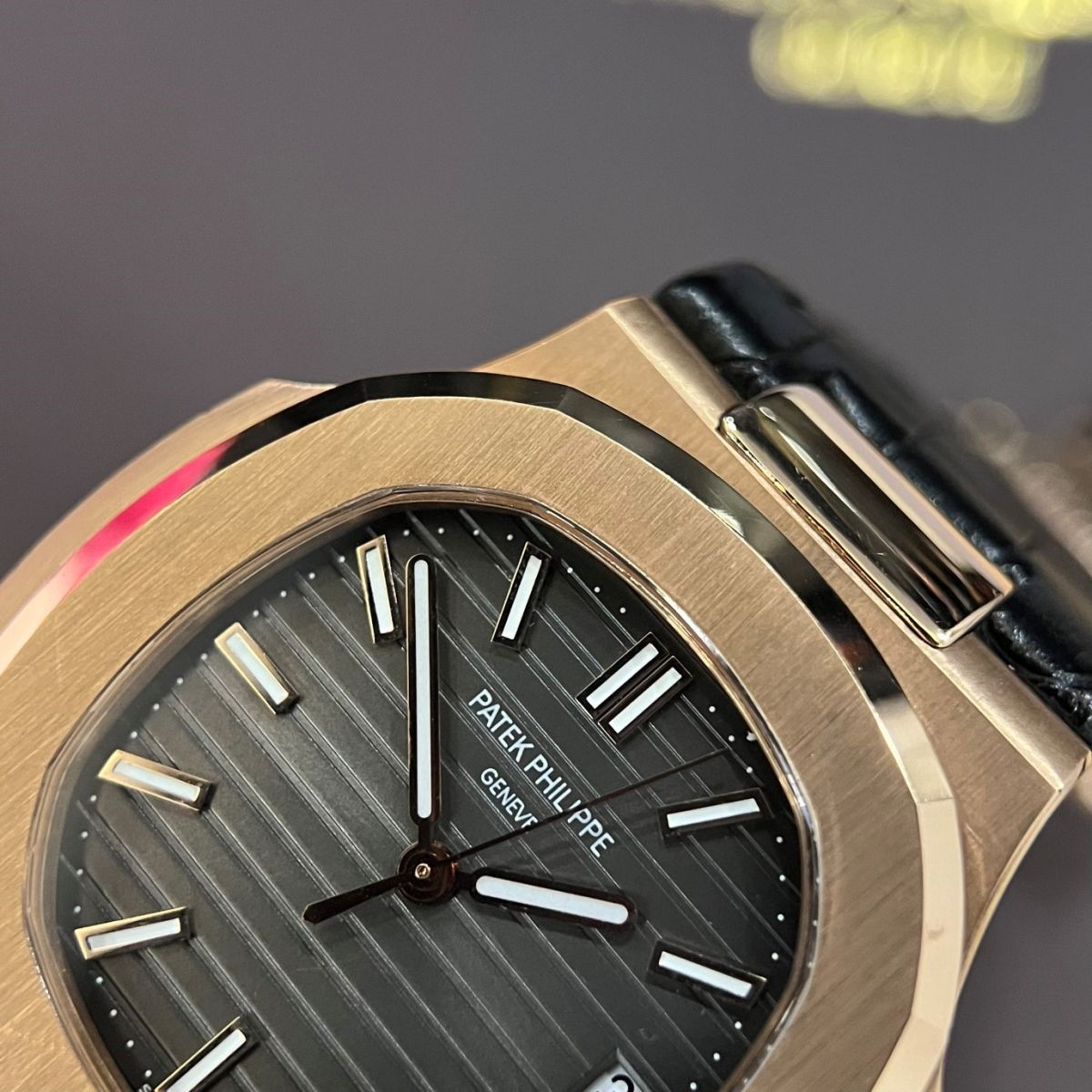 Đồng hồ Patek Philippe Nautilus 5711 vàng 18K chứa đựng nhiều bất ngờ