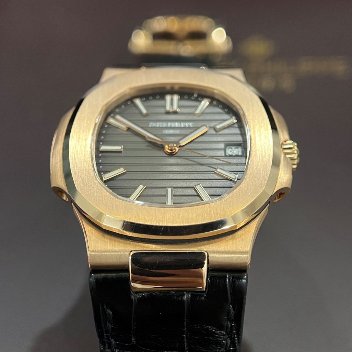 Sự hoàn mỹ làm nên sức quyến rũ cho Patek Philippe Nautilus 5711 vàng 18K