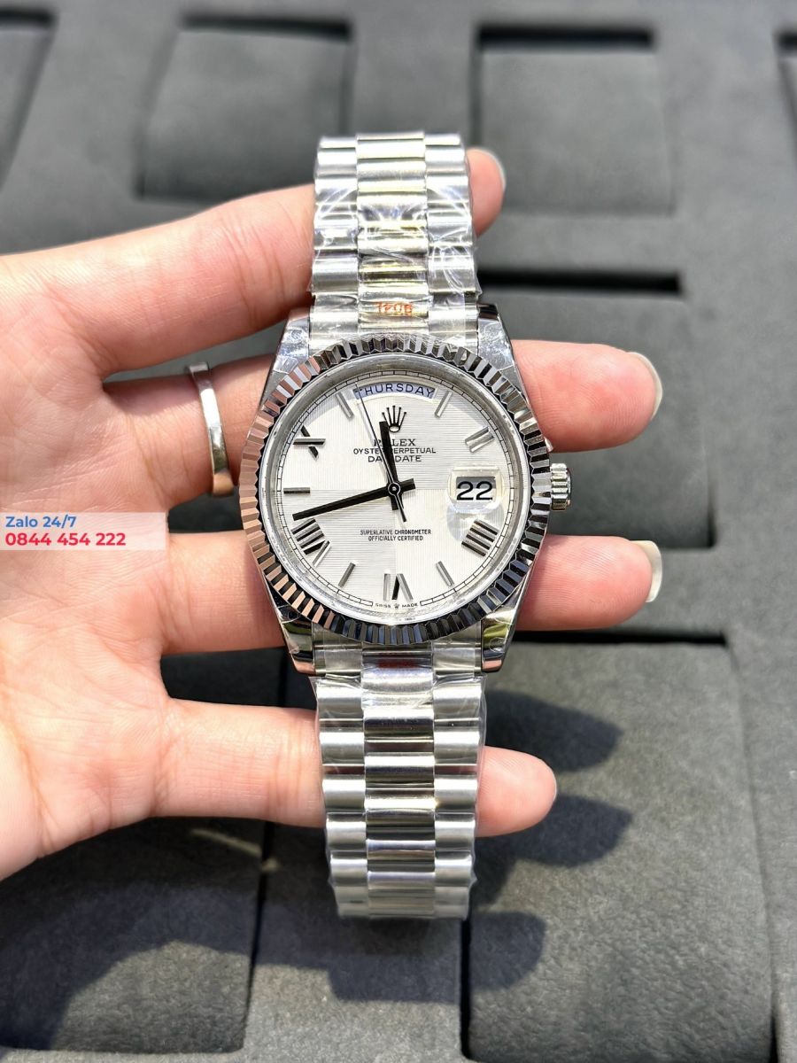 Nguồn gốc đồng hồ Rolex Day-Date 40 Fake 228239 Mặt Số Bạc Cọc Số La Mã