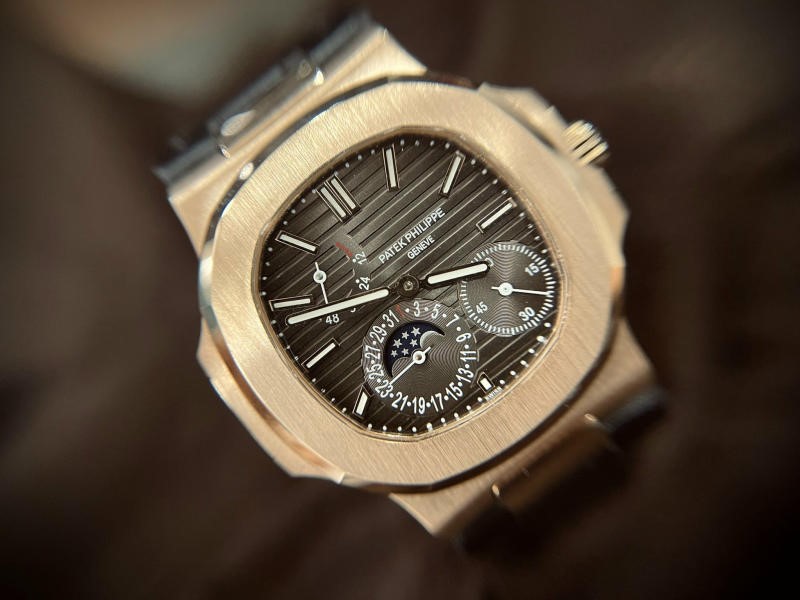 Patek Philippe Nautilus hoàn hảo từ kiểu dáng bên ngoài đến bộ máy bên trong