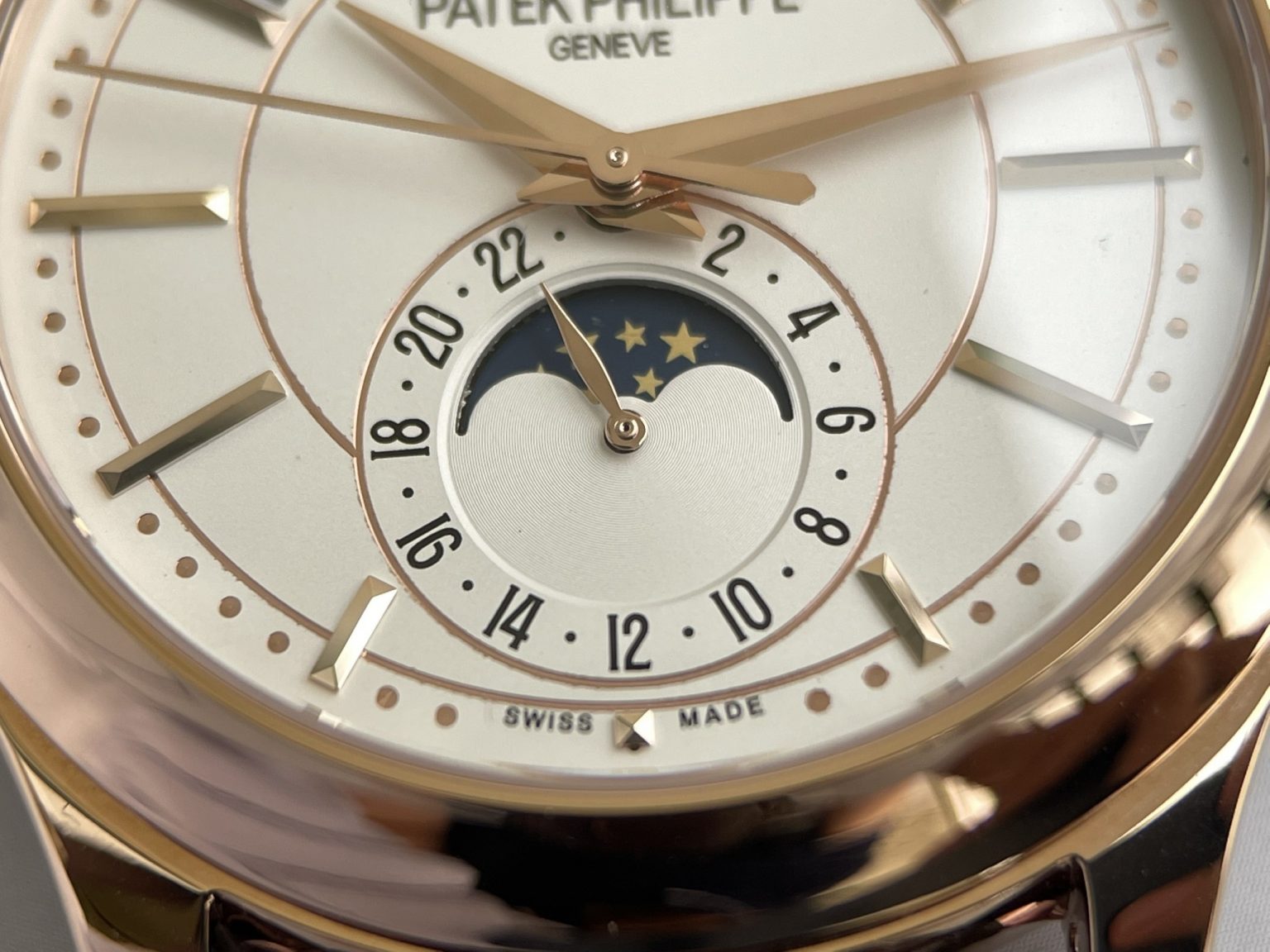 Phiên bản Patek Philippe Complications 5205r replica đầy hoàn thiện với những đường nét sắc nét