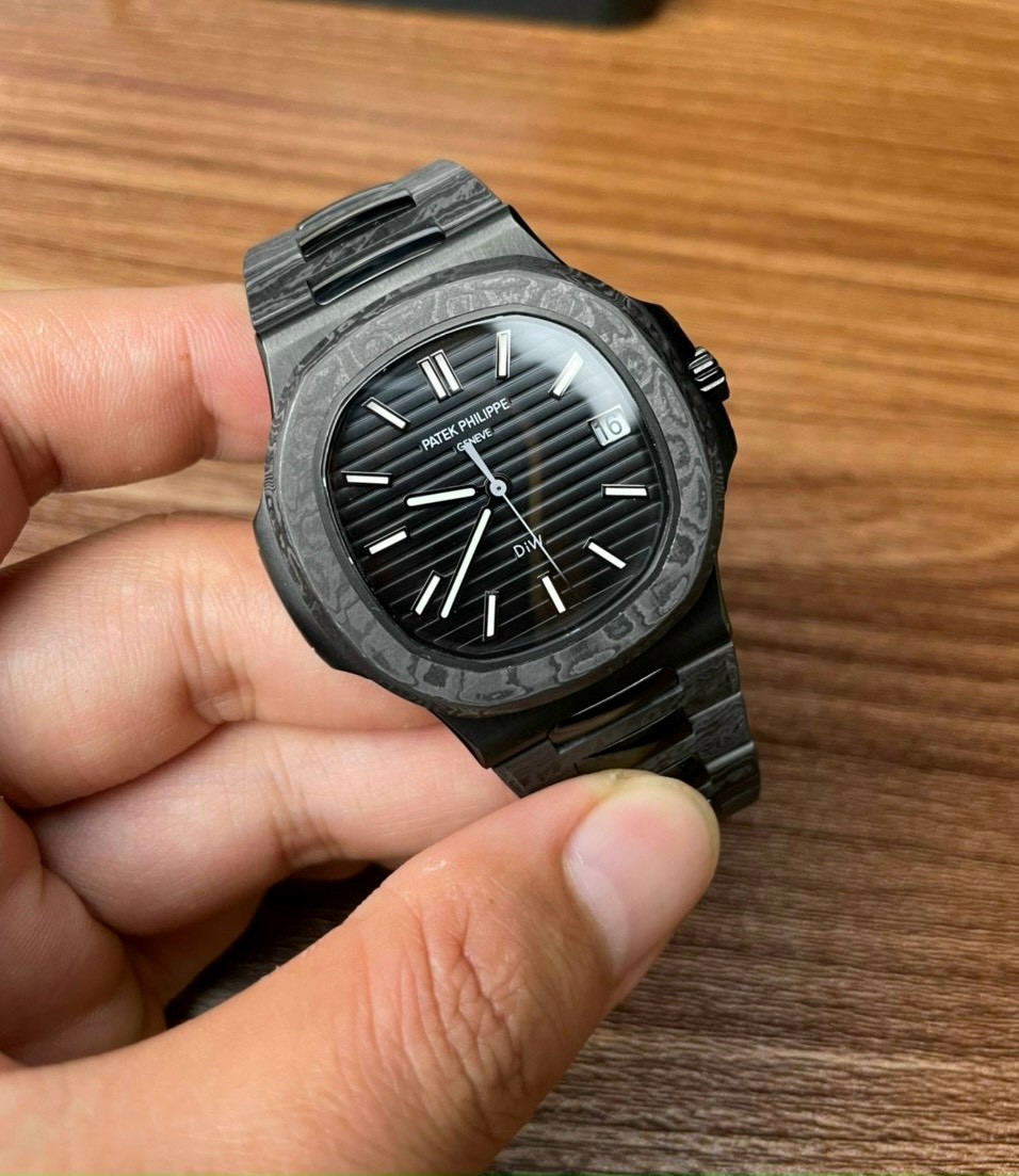 Thiết kế Patek Philippe DiW Carbon Nautilus 5711 mang phong cách mới